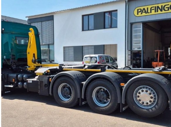 Scania G 560 XT 8x4 mit Palfinger-Abrollkipper, Bild 2